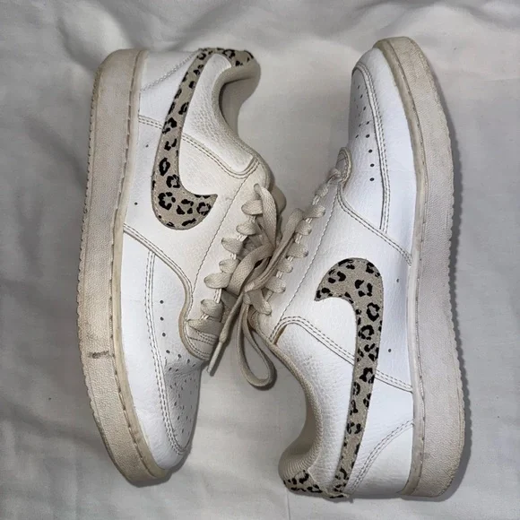 Nike women’s Court Vision Low sneakers in white with a leopard print swoosh - Picture 4 of 6